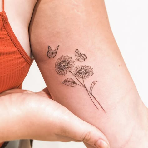 Butterfly With Daisy Flowers Tattoo, Butterflies Around Flowers Tattoo, Monarch Butterfly Daisy Tattoo, Daisy And Butterfly Tattoo For Women, Butterfly On Daisy Tattoo, Wheat And Butterfly Tattoo, Flower With Butterflies Tattoo, Butterfly Flower Bouquet Tattoo, Butterfly On Flowers Tattoo