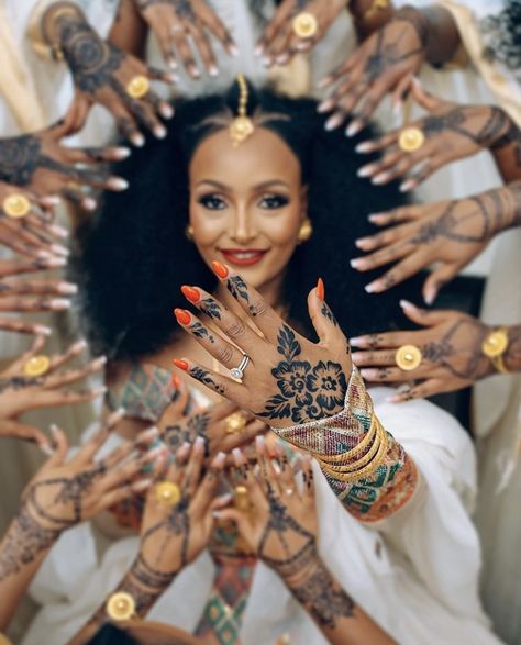 Eritrean Wedding, Aesthetic Henna, Habesha Culture, Habesha Wedding, Mehndi Tattoos, Bride Aesthetic, African Aesthetic, Ethiopian Jewelry, Ethiopian Women