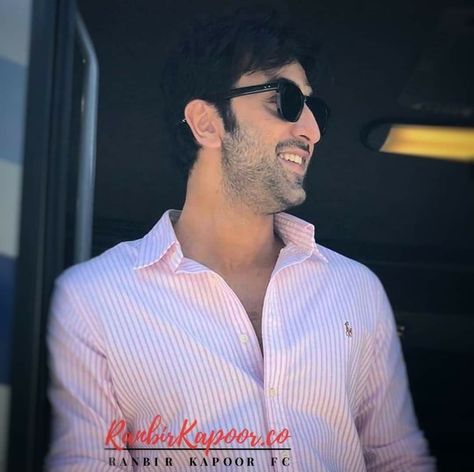 Ranbir Kapoor Photoshoot, Ranbir Kapoor Aesthetic, Aesthetic Outfits Men, Stylish Men Casual, Ranveer Singh, Mood Instagram, Beautiful Pics, Ranbir Kapoor, Boy Poses