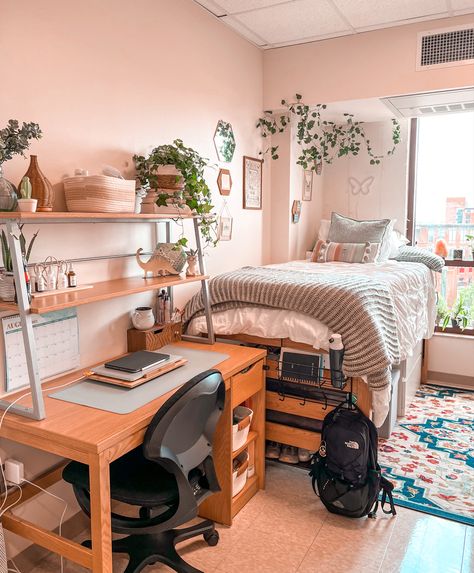 Freshman/sophomore aesthetic dorm room Rounded Table, Dorm Room Layouts, College Bedroom Decor, Dorm Aesthetic, College Dorm Room Inspiration, Cozy Porch, Small Dorm Room, Interiors Bedroom, Dream Dorm Room