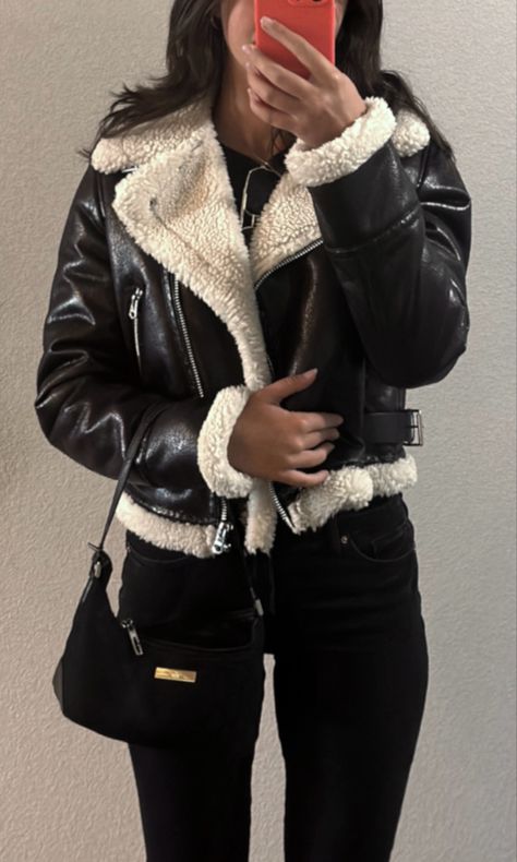 Girl in black leather Sherpa jacket and black jeans with a black handbag Women Sherpa Jacket Outfit, Black And White Jacket Outfit, Leather Sherpa Jacket Outfit, Black Sherpa Jacket Outfit, White Fur Outfit, Fuzzy Jacket Outfit, Leather Sherpa Jacket, Outfit Black Jeans, Sherpa Jacket Outfit