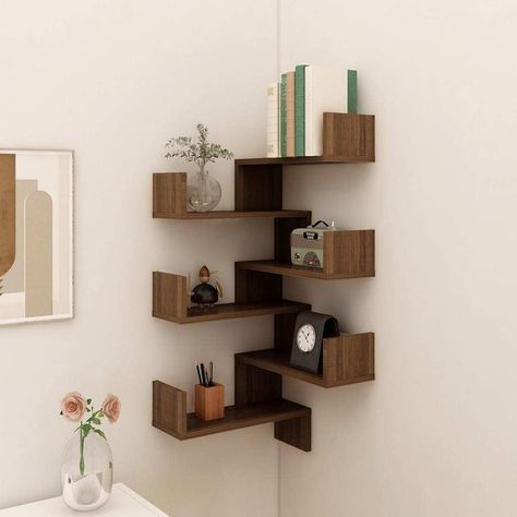 Featuring the practical design, these wall corner shelves are meant to be the focal point of your living room, bedroom, etc. Easy-to-clean material: Made of engineered wood, the wall rack is easy-to-clean. The engineered wood is of exceptional quality with smooth surface and also features strength, stability and resistance to moisture.Space-saving design: The corner shelf can be wall-mounted to add extra storage space. That way, you can maximise your floor space and keep the area clean.Decorativ Float Shelf, Corner Shelf Design, Etagere Cube, Floating Corner Shelves, Corner Wall Shelves, Shelf Furniture, Wall Shelves & Ledges, Fa Fal, Corner Wall