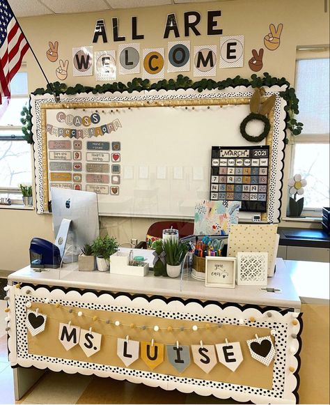 Classroom Decor Homeschool, Boho Teacher Desk Decor, Desk Decor Classroom, Bulletin Board By Teacher Desk, Intermediate Classroom Setup, Classroom Decor Cozy, Teachers Room Design, Boho Teacher Desk, Elementary School Classroom Design