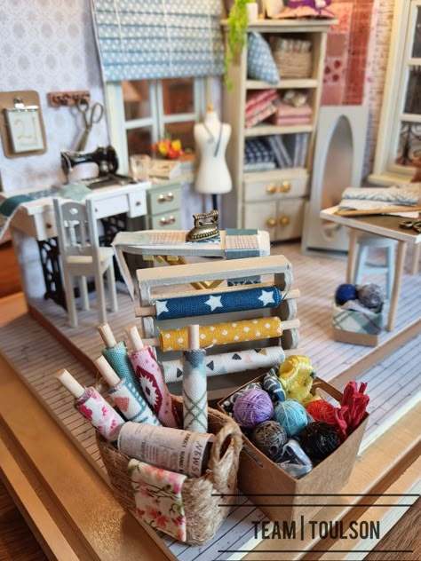 Miniature Shop Diy, Rolife Miniature, Rolife Diy, Miniature Yarn, Miniature Sewing Room, Miniature School, Miniature Sewing, Dolls House Shop, Miniature Embroidery