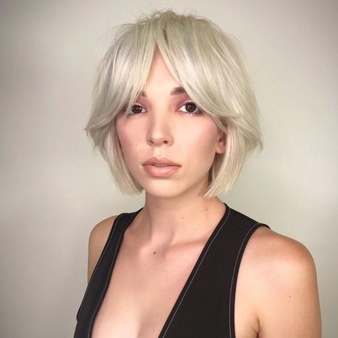 Graduated Bob With Fringe, Blonde Hair Olive Skin, Hair Olive Skin, Long Bob With Fringe, Short Bob With Fringe, Bob With Curtain Bangs, Platinum Blonde Bobs, Step By Step Hair, Bob With Fringe