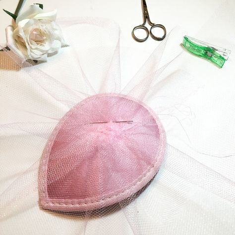 Diy Tea Party Hats, Derby Hats Diy Ideas, Diy Fascinator, Diy Tea Party, How To Make Fascinators, Fascinator Hats Diy, Wedding Tea Party, Kentucky Derby Fascinator, Derby Fascinator