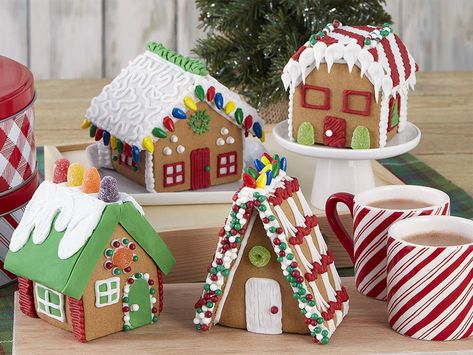 REFRESH: The Best Gingerbread House Kits to Buy This Year Gingerbread Village Ideas, Easy Gingerbread House, Gingerbread House Kit, Mini Village, Cool Gingerbread Houses, Mini Gingerbread House, Gingerbread House Designs, Village Ideas, House Kits