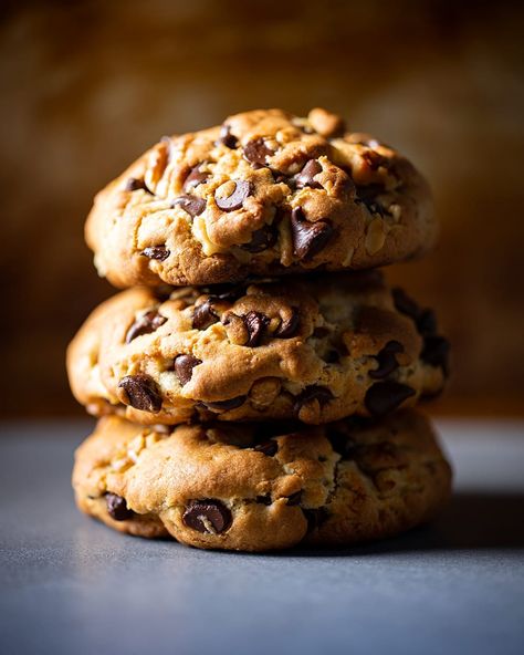 Levain Cookie Recipe, Levain Cookies, Chocolate Chip Walnut Cookies, Levain Bakery, Cookies From Scratch, Big Cookie, Walnut Cookies, Chocolate Cookie Recipes, Angel Food Cake