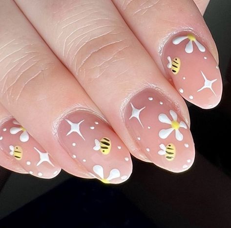 Easy Butterfly Nails, Kawaii Halloween Nails, Cute Animal Nails, Bee Nail Designs, Bumble Bee Nails, Bee Nails, Cute Simple Nails, Simple Gel Nails, Summery Nails