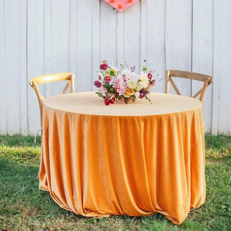 Orange Table Cloth Wedding, Velvet Tablecloth Wedding, Linen Table Settings, Velvet Tablecloth, Textured Wedding Cakes, Wedding Diys, Christmas Styling, Vintage Table Setting, Round Table Decor