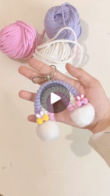 Ann 🇮🇩🇵🇸˚✿˖° on Instagram: "DIY Macrame Rainbow Keychain✨" Yarn Rainbow Keychain Diy, Macrame Rainbow Diy, Arco Iris Macrame, Macrame Keychain Diy, Macrame Rainbow Keychain, Rainbow Diy, Rainbow Macrame, Rainbow Keychain, Macrame Rainbow