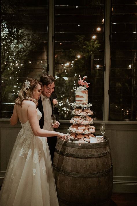 Rustic Donut Cake Wedding Ideas, Doughnut Cake Wedding, The Grounds Of Alexandria Wedding, Wedding Cake Donut, Kitschy Wedding, Doughnut Wedding, Doughnut Tower, Plaas Troue, Doughnuts Wedding