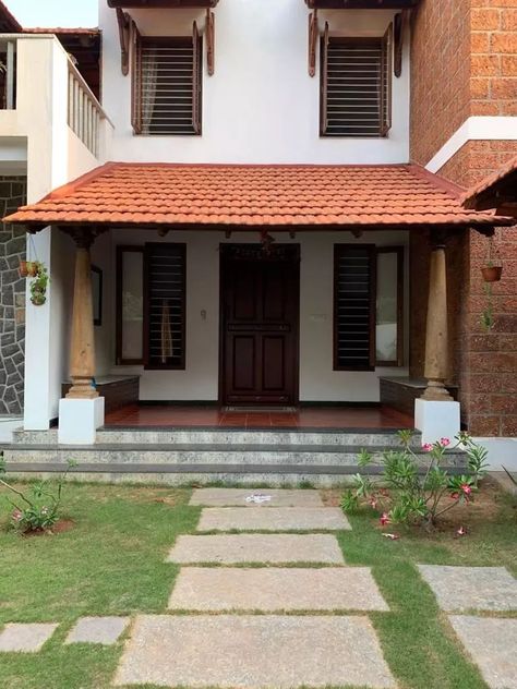 Built In Sitting Area, Small House Design Kerala, Chettinad House, Kerala Traditional House, Indian House Exterior Design, Minimalistic Interior, Courtyard House Plans, Indian Home Design, Kerala House Design