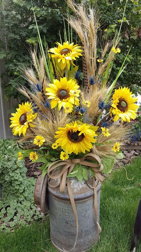 Sunflower Floral Arrangements, Milk Can Decor, Sunflower Arrangements, Fall Decor Diy Crafts, Deco Champetre, Diy Christmas Wreaths Ideas, Christmas Wreaths Ideas, Fall Flower Arrangements, Wreaths Ideas