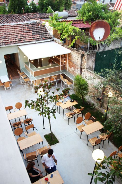 Outdoor Coffee Shop Design, Rooftop Cafe Ideas, Outdoor Cafe Design Low Budget, Outdoor Coffee Shop, Outdoor Restaurant Patio, Rooftop Restaurant Design, Coffee House Design, Coffee Shop Concept, Small Restaurant Design