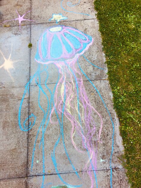 Chalk Art Jellyfish, Ocean Chalk Art, Mermaid Chalk Art, Chalk Jellyfish, Chalk Pictures, Fun Chalk Art, Chalk Ideas, Sidewalk Chalk Art, Reference Art