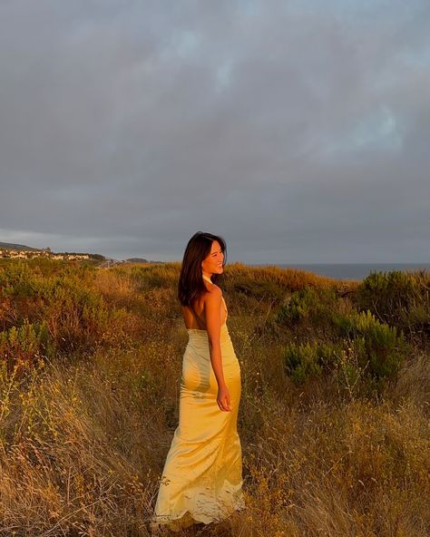 basking in the golden hour glow💛 @peppermayo maxi dress, sunset lover, elegant style, golden hour, girl in field, dreamy aesthetic, pinterest style, #pinterestaesthetic #goldenhourlight #sunsetaesthetic #dreamyaesthetic #elegantstyle #summeraesthetic #summerstyles #pinterestgirl Girl In Field, Golden Hour Selfie, Golden Hour Shoot, Dreamy Aesthetic, Pinterest Style, The Golden Hour, Sunset Lover, Aesthetic Pinterest, Photoshoot Inspo