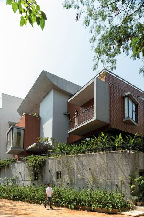 Nairy Residence / Funktion Design | ArchDaily Compound Wall Design, Compound Wall, Martin House, Entrance Foyer, Entrance Porch, Exposed Concrete, Lake Cottage, Design Master, Brickwork