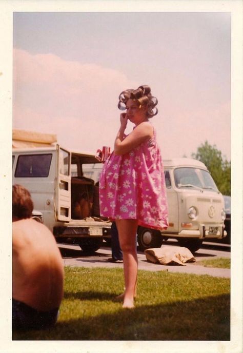 70s Pictures, Vintage Maternity, Bad Fashion, Look Retro, Middle Aged Women, Roller Set, Photo Vintage, Hair Rollers, Trailer Park