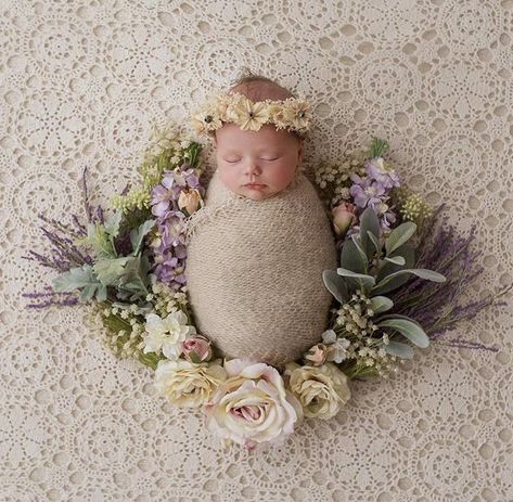 Foto Newborn, Newborn Flower, Newborn Photography Poses, Newborn Baby Photoshoot, Newborn Baby Photos, Foto Baby, Newborn Shoot, Newborn Portrait, Newborn Baby Photography