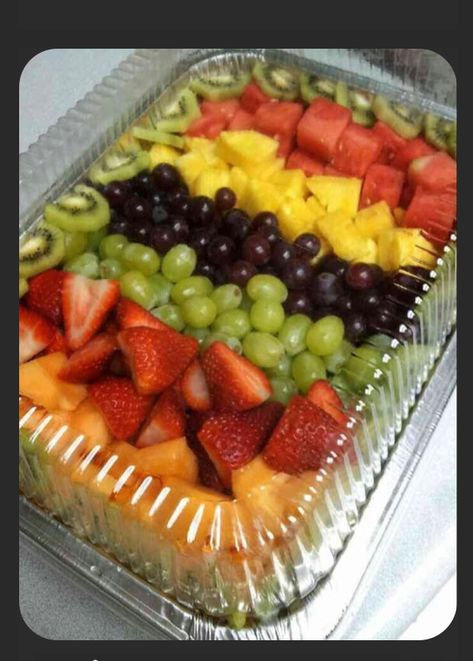 Best Fruit Tray Ideas, Birthday Party Fruit Platter, Fresh Fruit Trays Party Ideas, Simple Fruit Tray Ideas, Homemade Fruit Tray, Trays Of Food For Parties, Fruit Bowls For Party, Birthday Fruit Platter Ideas, Meat Trays Ideas Diy Party Platters