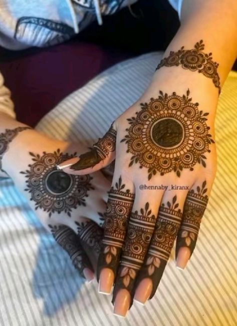 Mhadi Dizain, Mendi Design Latest, Karvachauth Mehendi Designs, Mehandi Designs Back Hands, Mehendi Designs For Back Hand, Mehndi Designs Fingers, Mandala Mehndi Designs, Mandala Mehndi Design, Fingers Mehndi Designs