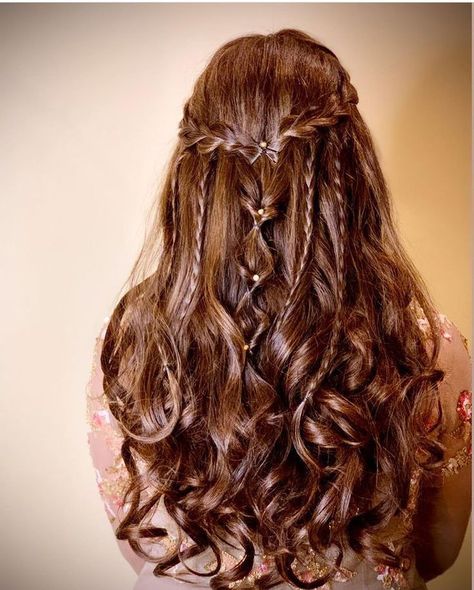 Lenga Choli Hairstyle, Dandiya Hairstyle For Bride, Indian Headband Hairstyles, Punjabi Party Hairstyles, Open Hairstyles For Curly Hair, Braid Open Hairstyle, Side Braid Hairstyles Indian, Garba Hairstyles, Shaadi Hairstyles