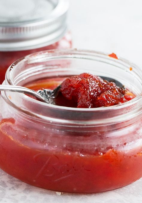 Easy, No-Pectin Red Pepper Jam - delicious and takes only 1 hour to make! Pepper Jelly Without Pectin, Pepper Jelly Recipe No Pectin, Jelly Without Pectin, Red Pepper Jelly Recipe, Red Pepper Jam, Preserve Recipes, Pepper Jelly Recipe, Apple Pie Jam, Pepper Jam