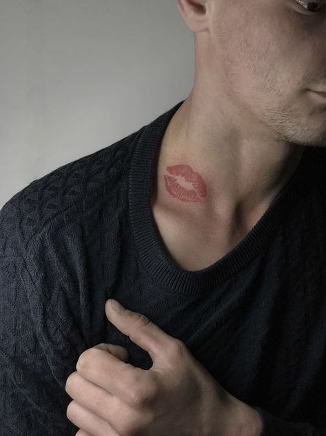 Kiss Tattoo On Collar Bone, Lip Tattoos Men, Kiss Mark Tattoo Men, Kiss Tattoo Men, Gf Tattoo Ideas, Kiss Mark Tattoo On Neck, Gf Tattoo, Kiss Mark Tattoo, Kiss Tattoo On Neck