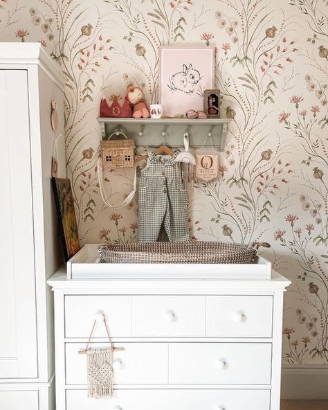 Cottage Nursery Girl, Harvest Wallpaper, Vintage Floral Nursery, Cottagecore Nursery, Cottage Nursery, Floral Wallpaper Nursery, Pink Floral Wallpaper, Wallpaper Summer, Summer Harvest