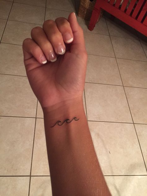 Cute Simple Wrist Tattoos, Ocean Wave Wrist Tattoo, Tiny Wave Tattoo Wrist, Wave On Wrist Tattoo, Wrist Wave Tattoos For Women, Wave Tattoo Back Of Arm, Easy Wrist Tattoos, Beachy Henna Tattoos, Side Of Wrist Tattoo