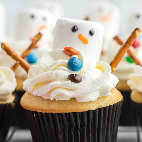 Snowman Cupcakes Gluten Free Christmas Desserts, Homemade Buttercream Frosting, Winter Baking, Snowman Cupcakes, Marshmallow Snowman, Christmas Desserts Easy, Christmas Recipes Easy, Easy Christmas Treats, Holiday Cupcakes