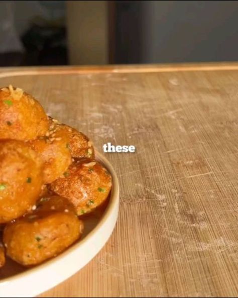 Foody Popz on Instagram: "CRISPY GARLIC BUTTER POTATO POPS 🥔 written recipe below 👇🏾 by @jacobking The most perfectly crispy, garlicky buttery potato snack you will every try 😮 👇🏾ingredients👇🏾 -3 large white potato -1 tsp garlic, onion + paprika powder -2 tbsp nutritional yeast -2 to 4 tbsp cornflour -big pinch salt n pepper -2 tbsp vg butter -1 tbsp olive oil -4 or 5 large garlic cloves -fresh chives or parsley for garnish 👇🏾method👇🏾 -peel and dice your potatoes before boiling them until soft. -mash them with the seasonings and cornflour then shape into balls before air frying, baking or deep frying until crispy. -in the oil and butter, fry off your minced garlic for a few minutes until soft then add the potato balls, garnish with fresh herbs, serve and enjoy x" Potato Pops, Buttery Potatoes, Potato Snack, Potato Puffs, Potato Balls, Butter Potatoes, Crispy Garlic, Plantbased Recipes, Potato Snacks