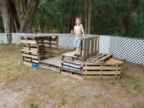 Pirate ship fort made from a few pallets. Pirate Ship Sandpit, Outdoor Pirate Ship, Pallet Pirate Ship, Fort Outdoor, Pirate Ship Playhouse Plans, Pallet Fort, Pirate Ships Diy, Diy Pirate Ship, Pirate Ship Playhouse