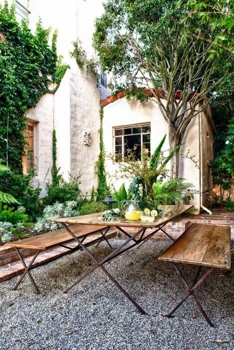 Outdoor dining area with picnic table, benches and gravel Hydrangea Petiolaris, Secret Gardens, Casa Exterior, Have Inspiration, Outside Living, The Secret Garden, Outdoor Inspirations, Outdoor Dining Area, Outdoor Rooms