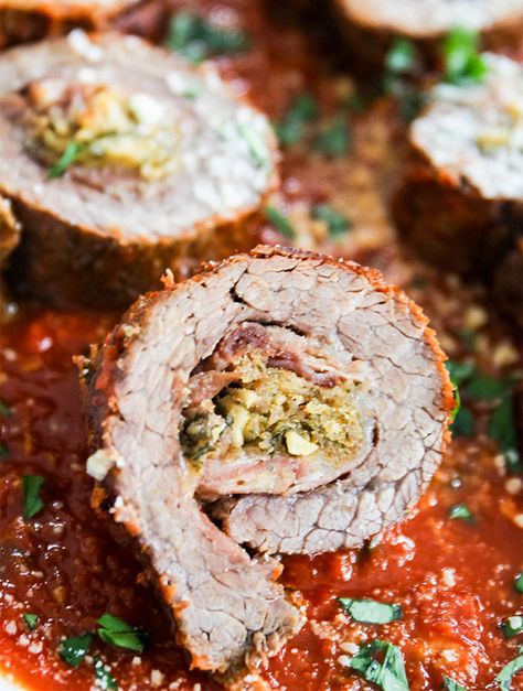 Italian Beef Braciole, Braciole Recipe Italian, Rolled Steak, Flank Steak Rolls, Bolognese Sauce Authentic, Wine Steak, Beef Braciole, Braciole Recipe, Italian Dinners