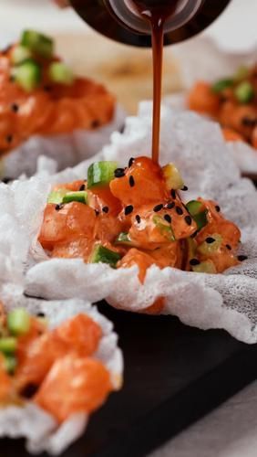 This delicious Spicy Citrus Tamari Salmon is served on rice paper chips for an easy appetizer recipe that's a spicy, tangy, crunchy treat! This snack will be a hit with all of your friends and family! #AsianRecipe #JapaneseRecipe #AppetizerRecipe Sushi Sides, Rice Paper Chips, Citrus Salmon, Sushi Recipes Homemade, Shrimp Sushi, Makanan Diet, Sushi Recipes, Food Presentation, Food Plating