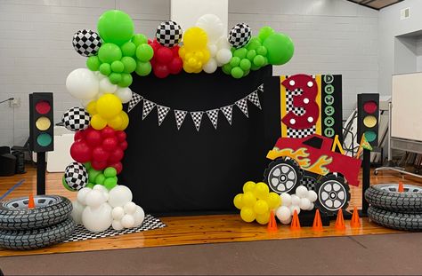 Cars Photo Backdrop, Racing Theme Party, Racing Theme, 4 Birthday, Car Party, Backdrop Ideas, Balloon Decor, Birthday Backdrop, Photo Backdrop