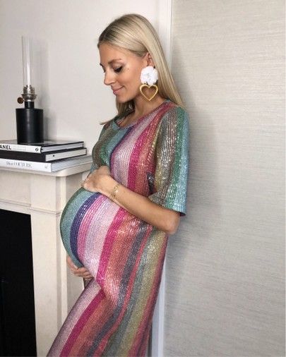 Tall Maternity Clothes, Pregnant Street Style, Rainbow Sequin Dress, 9 Months Pregnant, Bump Fashion, Baby Bump Style, Pregnancy Fashion, Preggo Fashion, Stylish Maternity Outfits