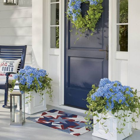 Veranda Design, Front Porch Design, Front Entryway, Farmhouse Front Porches, Blue Hydrangeas, Front Door Entrance, Small Front Porches, Interior Room, Farmhouse Front