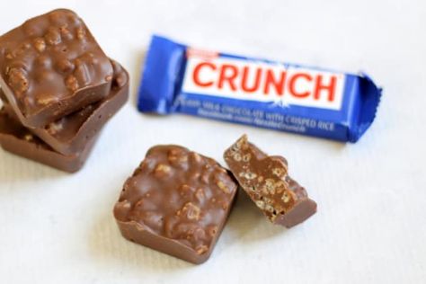 Nestle Crunch Bars, Movie Theater Candy, Crunch Chocolate Bar, Homemade Chocolate Candy, Homemade Candy Bars, Nestle Crunch, Crunch Bars, Crunch Recipe, Desert Ideas