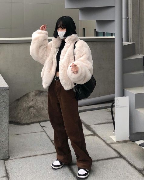 Black Fluffy Jacket Outfit, Jacket Outfit Korean, Fluffy Coat Outfit, Fuzzy Jacket Outfit, Cream Jacket Outfit, Fluffy Jacket Outfit, White Coat Outfit, Black Fluffy Jacket, Fleece Jacket Outfit