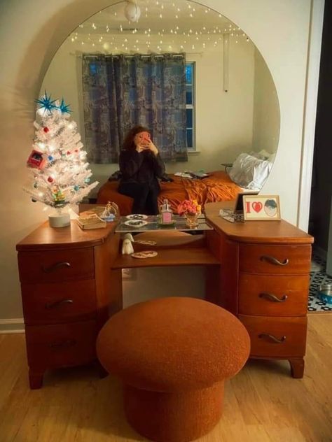 Corner Makeup Desk, Cozy Vanity Ideas, Dream Bedroom Aesthetic, Colorado Apartment, 70s Vanity, Retro Vanity, Mid Century Modern Apartment, Vanity Inspo, Vanity Vintage