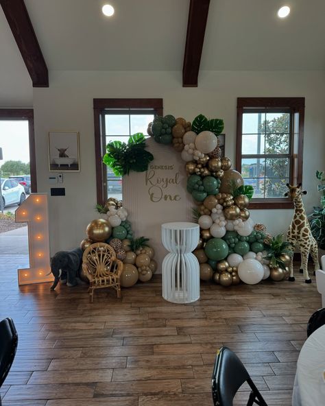 🦒Genesis 1st Birthday 🐘✨ . . . . . #1stbirthday #balloons #backdrops #safariparty #dfwpartyplanner #dfwpartyrentals #balloonsetup Wild One Balloon Arch, Safari Balloon Garland, Safari Theme Birthday Party, Safari Balloon, Balloons Decoration, Safari Theme Birthday, One Balloon, Safari Birthday, Balloon Backdrop