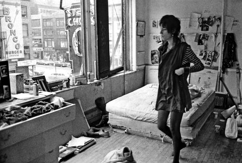 Patti Smith at the Chelsea Hotel Patti Smith Robert Mapplethorpe, Japanese Living, Ny Hotel, Wall Of Sound, Chelsea Hotel, Robert Mapplethorpe, Patti Smith, Hotel Motel, Five Star Hotel