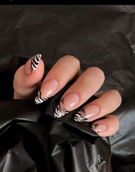 Nail Inspo Short, Zebra Nail Art, Zebra Print Nails, Kutek Disney, Zebra Nails, Cheetah Nails, Wow Nails, Hello Nails, Autumn Looks