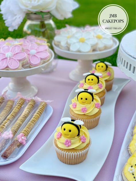 Bee Decorations Party, Bee Birthday Theme, Bee Themed Birthday Party, Bee Cupcakes, Baby First Birthday Themes, Birthday Cake Decorating Ideas, Bee Birthday Party, Baby Birthday Decorations, Bee Cakes