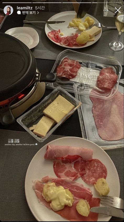 Raclette Aesthetic, Raclette Night, Swiss Raclette, Raclette Dinner Party, Raclette Ideas, Raclette Party, Soiree Party, European Winter, Winter Things