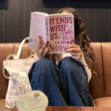 Reading Motivation, Bookstagram Inspiration, 사진 촬영 포즈, It Ends With Us, Girl Reading, Foto Ideas Instagram, I Love Reading, Instagram Photo Inspiration, Coffee And Books