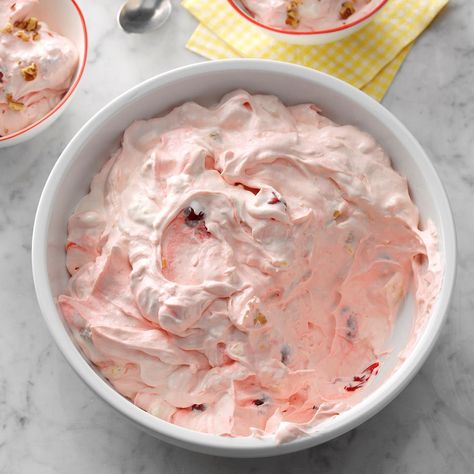 Banana Split Fluff Banana Split Salad Recipe, Banana Split Salad, Banana Split Fluff, Marshmallow Salad, Fluff Recipe, Fluff Desserts, Strawberry Delight, Creme Dessert, Jello Salad